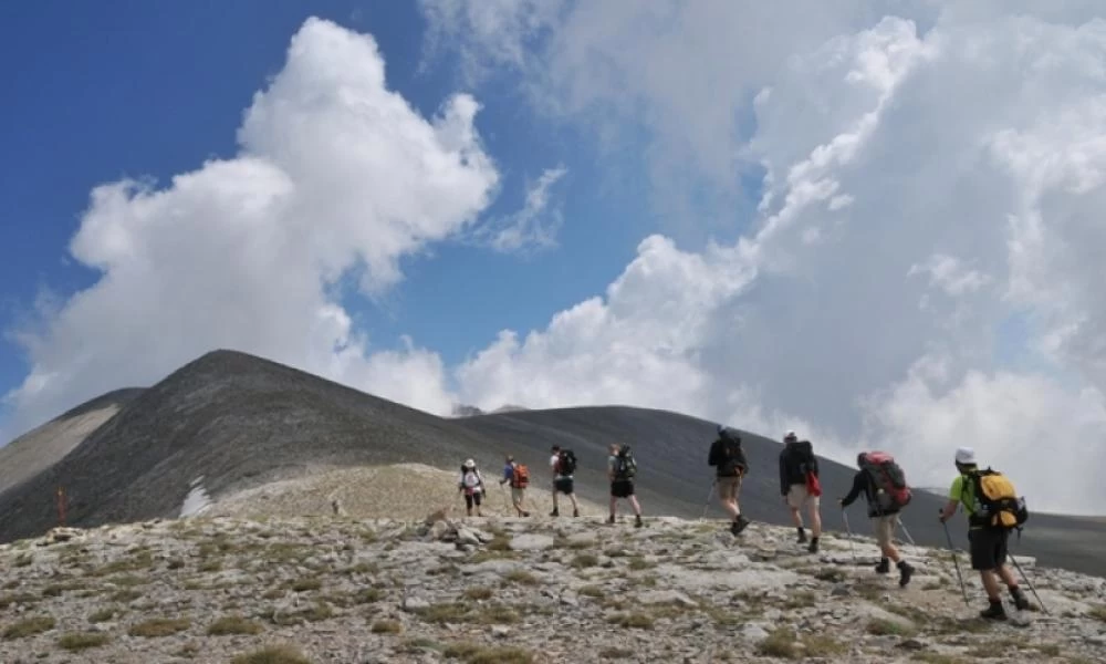Οι Ισπανοί ξεφεύγουν από τους περιορισμούς πηγαίνοντας βόλτες στα βουνά